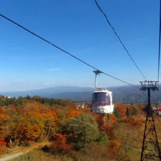秋の妙高高原スカイケーブル 乗り場が当館目の前